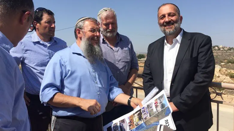 Арье Дери посещает Натив ха-Авот