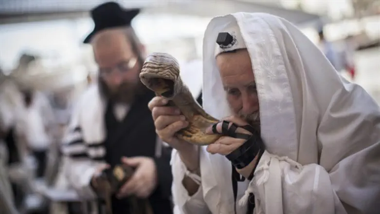 Blowing the shofar (illustration)