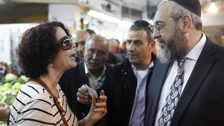 Rabbi Amsalem (R)