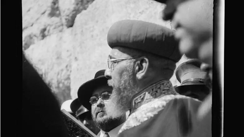 הרב עוזיאל זצ"ל בכותל המערבי