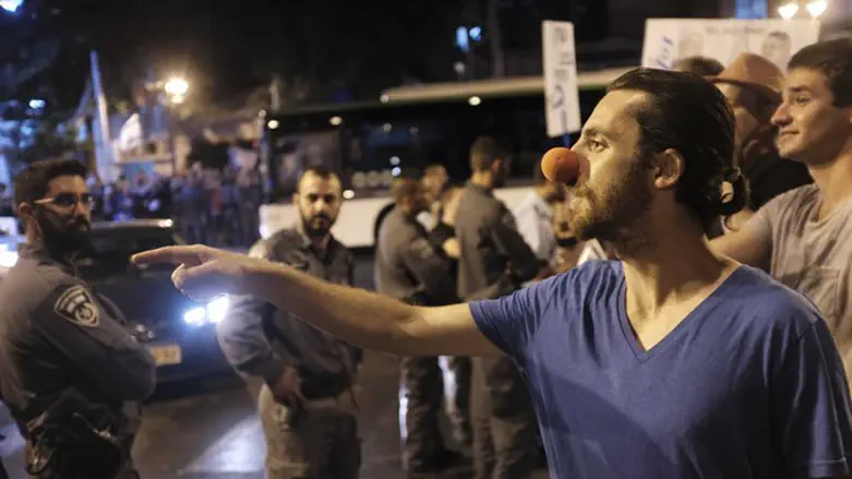 מזל שמבוגרים לא מתנהגים ככה. ההפגנות מתחת לביתו של מנדלבליט