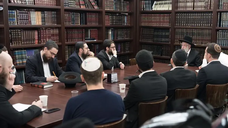 הרב שפירא, במהלך השיעור בהמבורג