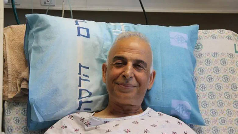 רופא השיניים מושתל הכבד