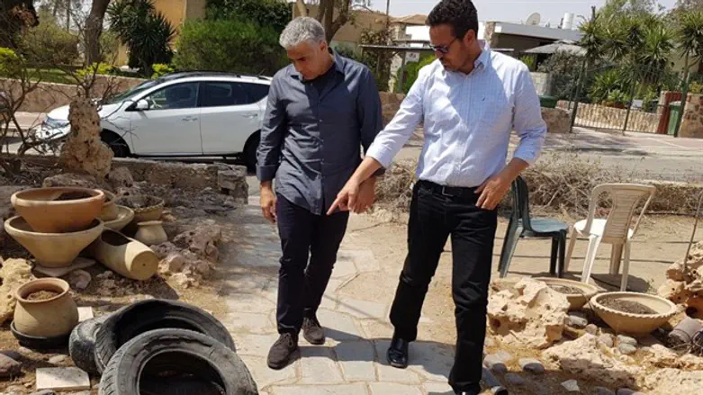 Lapid touring Arad