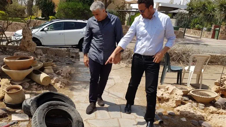 Ben Hamo and Yair Lapid in Arad
