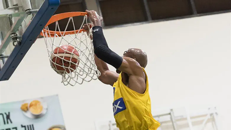 אלכס טיוס מטביע הערב לסל של חולון. גם זה לא עזר