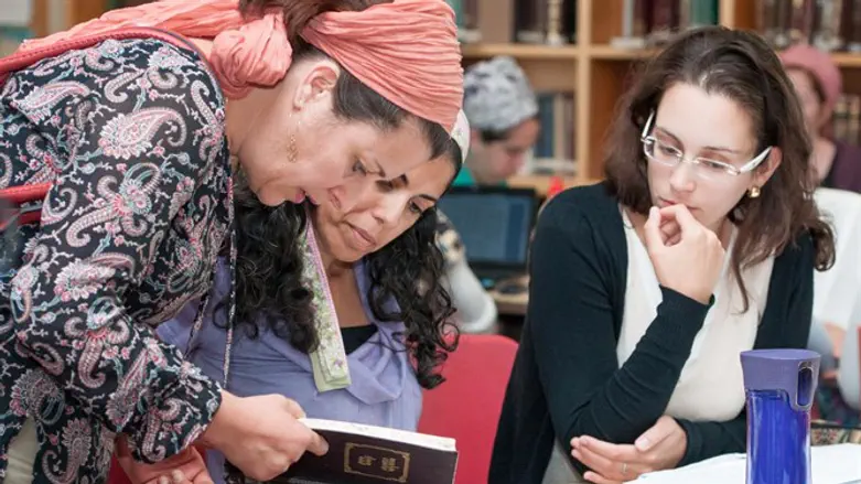 Women studying at Matan