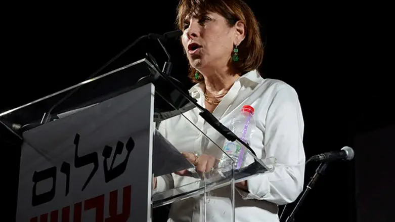 נשיאת הקרן החדשה, טליה ששון, בהפגנת שמאל
