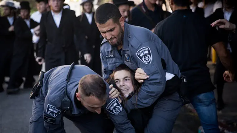 Полиция арестовывает демонстрантов-харедим