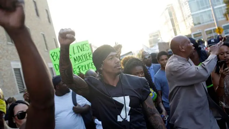 השחקן ניק קנון בהפגנות בסנט לואיס