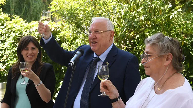 מרימים כוסית לחיים