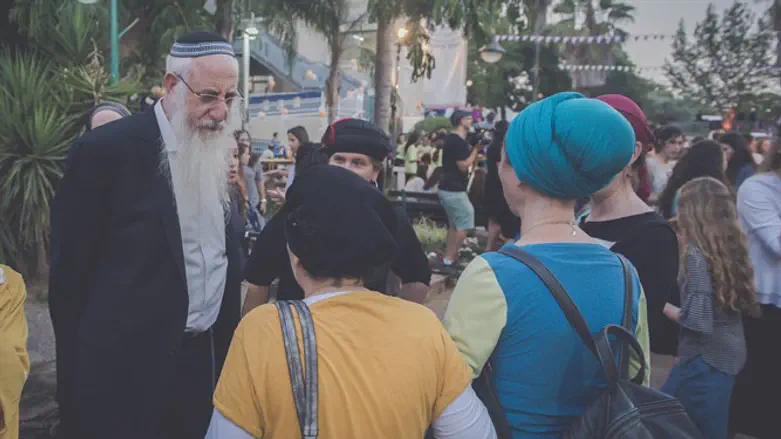 "התחושה כרגע היא של השלמת המשימה". הרב יורם צֹהר עם בוגרות האולפנה