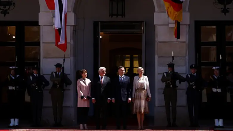 גרמניה כבר דחתה את הדרישה. נשיא גרמניה ורעייתו עם עמיתיהם הפולנים במהלך ביקורם בוורשה