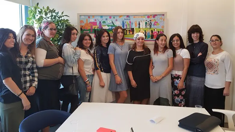 משתתפות הפרויקט עם חגית משה