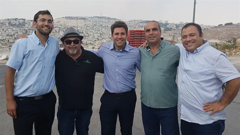 ''לוקח אחריות חברתית''