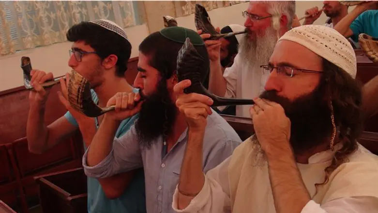 shofar blowing (illustration)