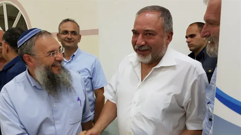 ליברמן ונאמן, השבוע