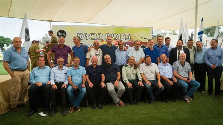 ראשי המועצות עם האלוף נומה