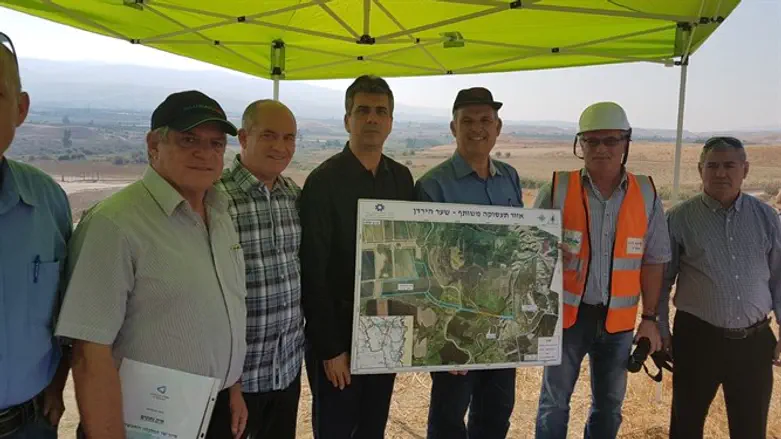 השר כהן במהלך הביקור באתר העבודות