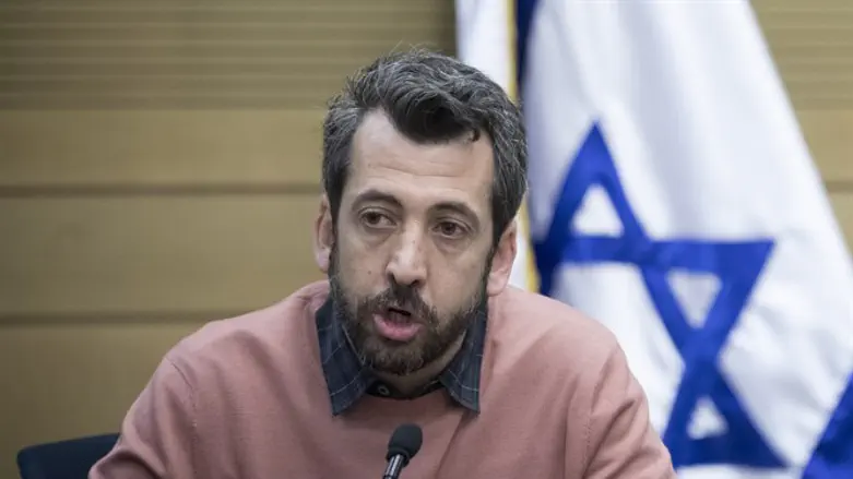 נאחז בדף בציפורניו. גיא לרר