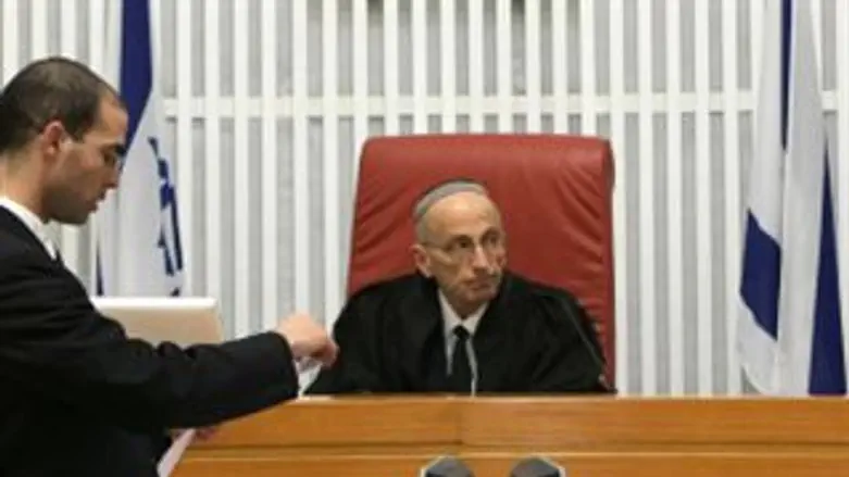 לא אזולאי ולא סוויסה. השופט לוי