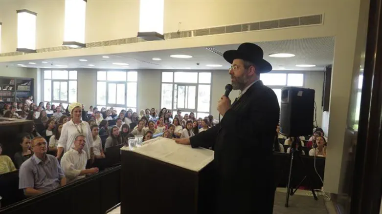 הרב לאו באולפנת אמית בגבעת שמואל