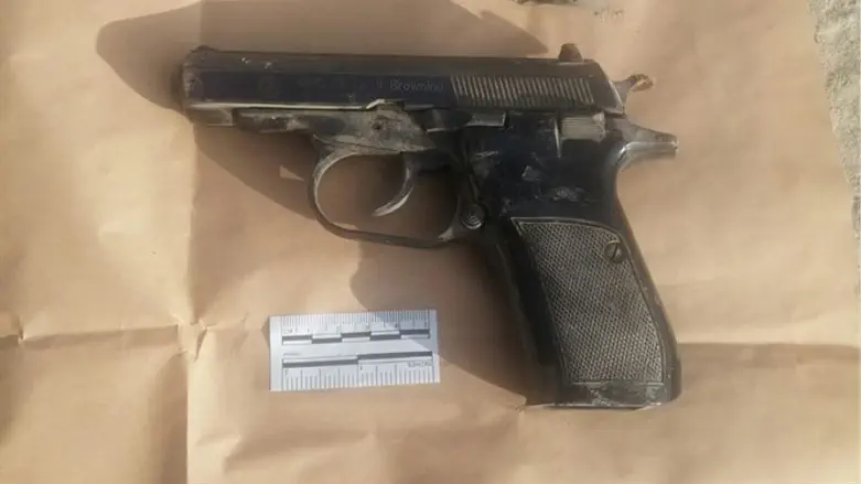 Пистолет, из которого стрелял террорист близ Хар-Адар