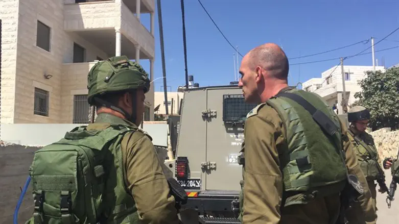 כוחות צה"ל בכפר ממנו יצא המחבל להר אדר