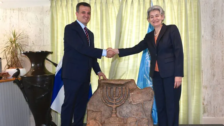 שאמה הכהן מעניק את הרפליקה ליו"ר אונסק"ו