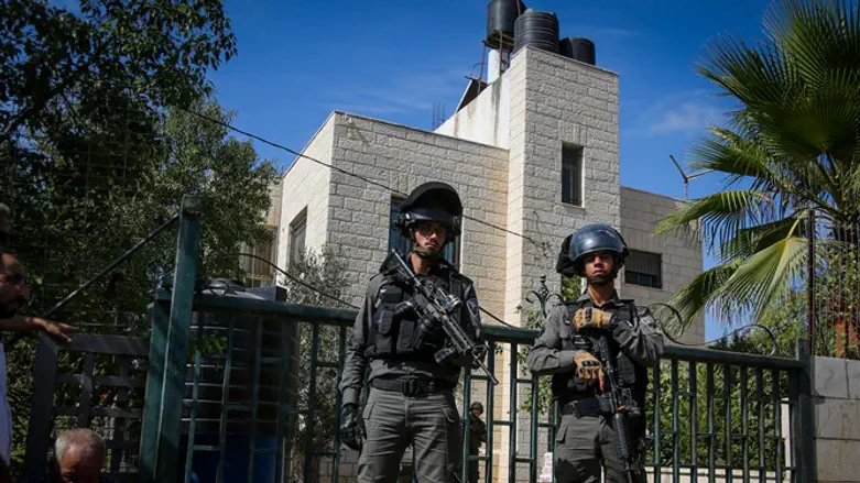Israeli forces outsidwe of Har Adar murderer's house