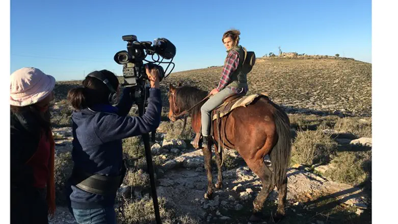 על סט הצילומים בחוות טליה