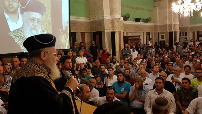 Раввин Ицхак Йосеф в Пещере Патриархов