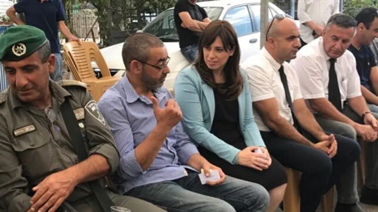 חוטובלי בניחום אבלים בבית משפחתו של יוסף עותמאן ז"ל