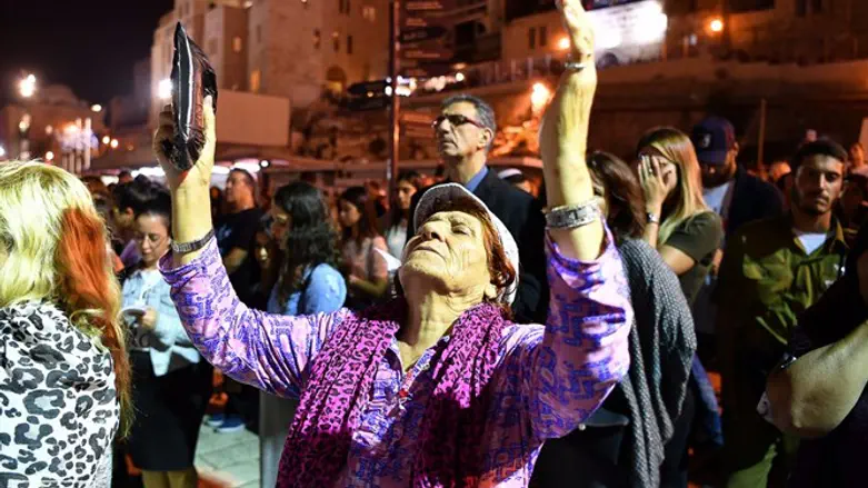 Thousands participate in selichot prayers at the Western Wall