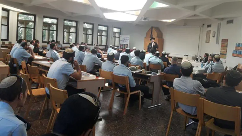 מאמינים במשטרה