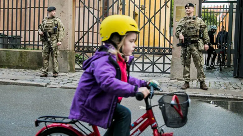 Guards outside Copenhagen synagogue