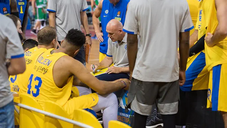 ספאחיה מתדרך את שחקניו. הערב דרבי ראשון