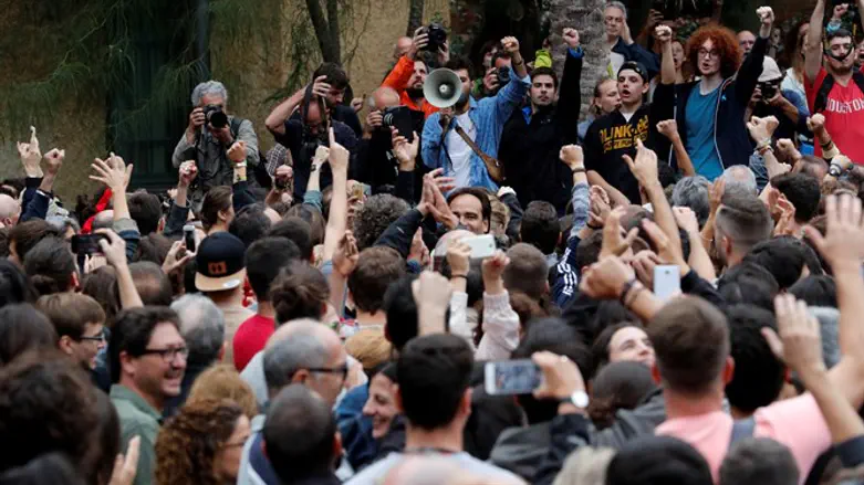 Protesters gather outside of polling center as Spain outlaws referendum