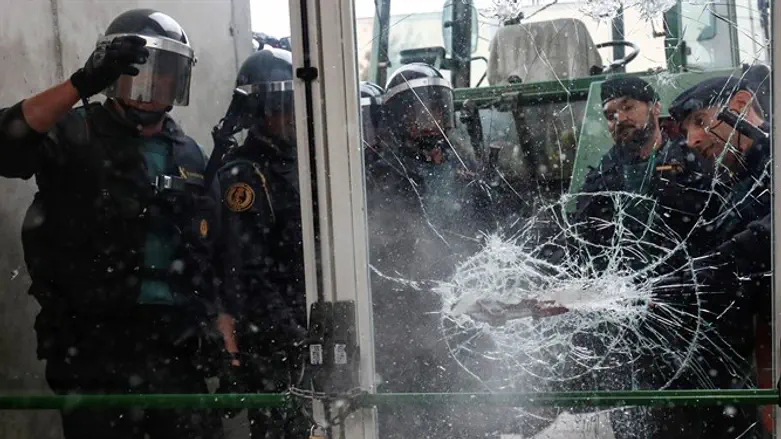 Spanish police break into voting station in Catalonia