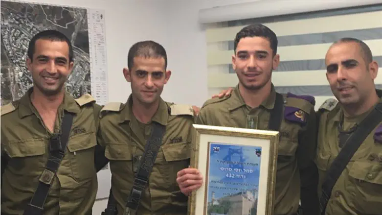 הענקת תעודת הערכה לסמל יוסי סרוסי