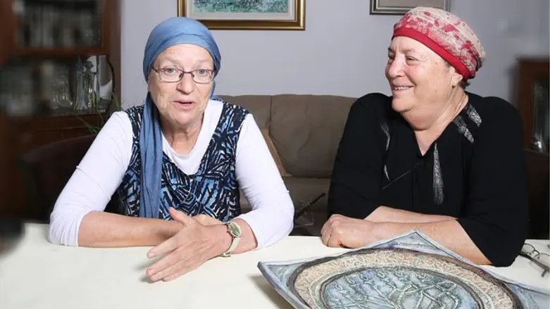 יש בנוער המון עומק שאינו נראה במבט מבחוץ. יפה מגנס (משמאל) ושרה אליאש