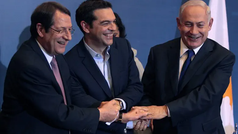 כבר מתכוננים למפגש הבא בין המנהיגים. הפיסגה המשולשת בין נתניהו, אנסטסיאדס וציפראס