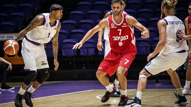 פרפרוגלו (באדום) לא מסתדר עם שחקני נהריה הערב