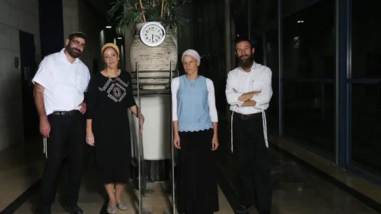 "איפה משרד החינוך? הרווחה?". גלעד והדס שמידע (מימין), אפרת ושלמה פייג