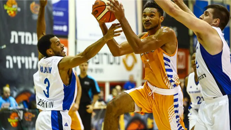 גילברט הערב מול שחקני הרצליה. בלתי ניתן לעצירה