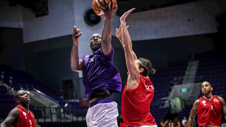 יאנג (בסגול) הערב מול שחקני גלבוע. בדרך לתואר ראשון?