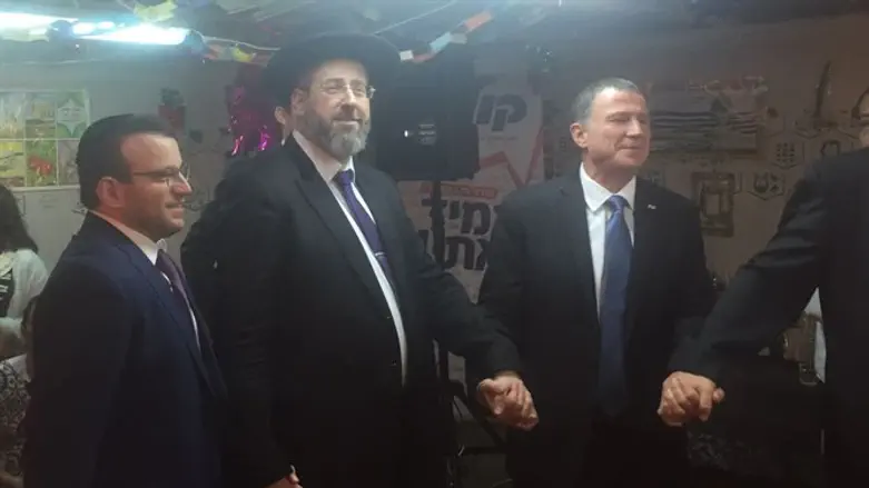 אדלשטיין בסוכת הרב לאו