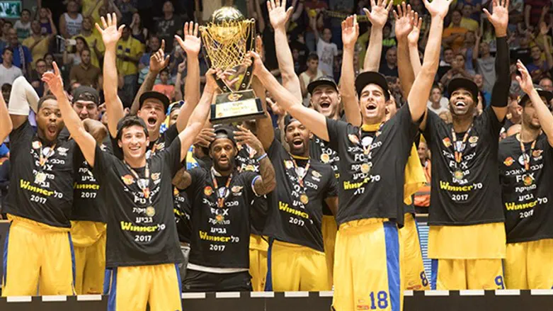 שחקני מכבי תל אביב עם הגביע