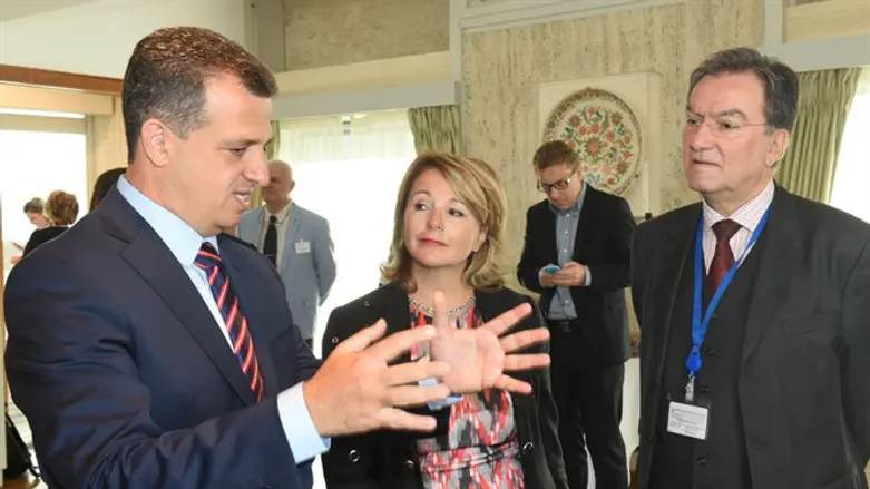 השגריר שאמה הכהן עם יו"ר הועד המנהל של אונסק"ו