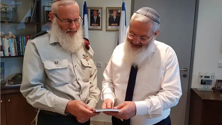 הרב בן דהן והרב קרים מעיינים בחוברת